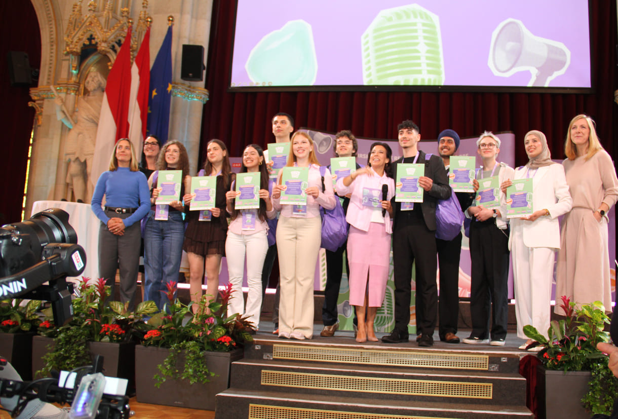 Die zehn Finalist:innen mit auf dem Foto ORF-Vertreterinnen