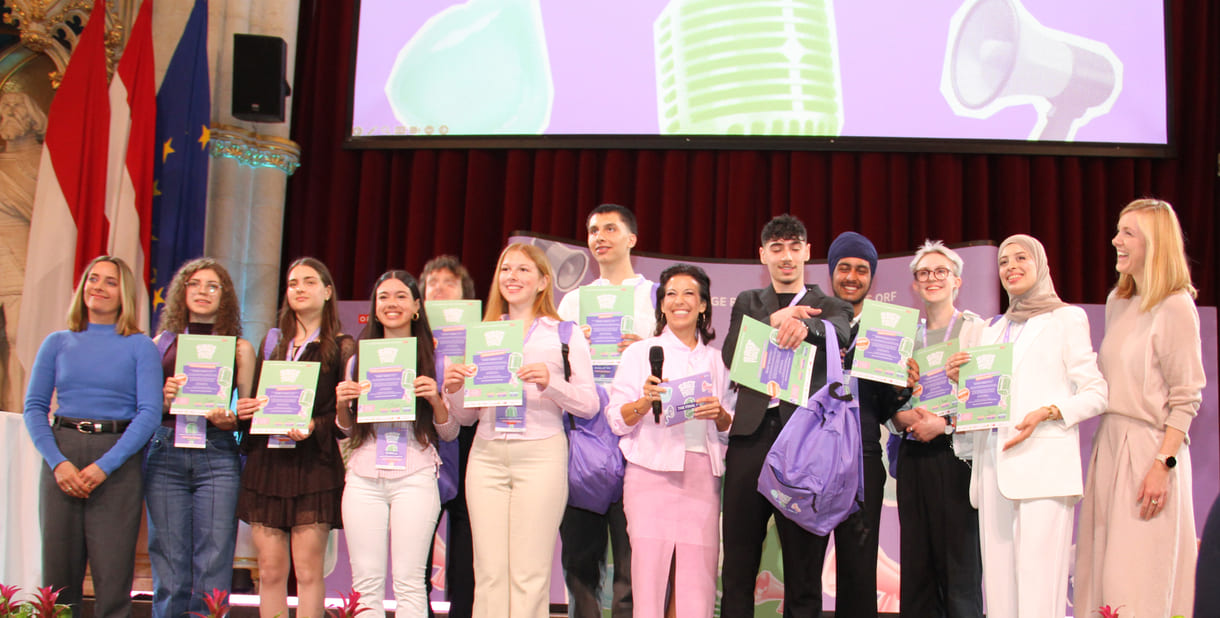 Die zehn Finalist:innen mit auf dem Foto ORF-Vertreterinnen