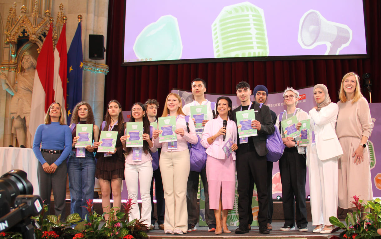 Die zehn Finalist:innen mit auf dem Foto ORF-Vertreterinnen