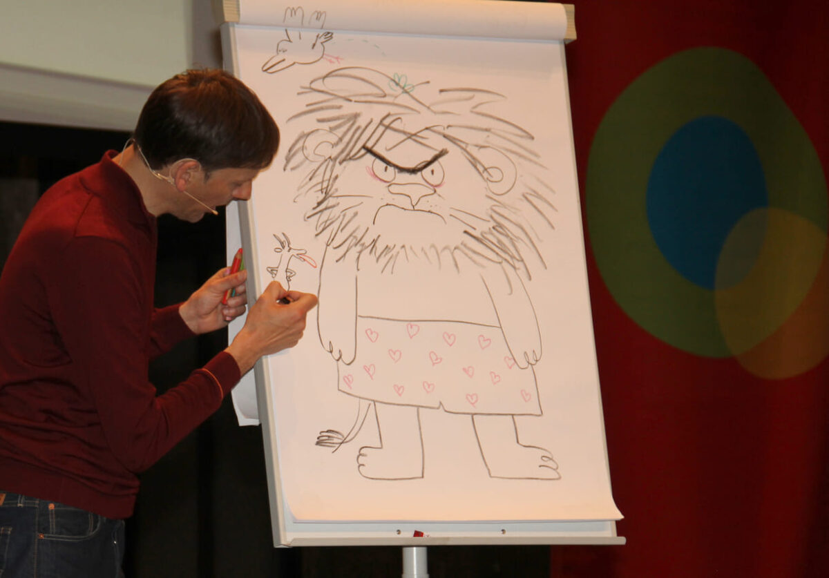 Jörg Mühle zeichnet - im Dialog mit den Kindern und immer wieder nach Vorschlägen von diesen