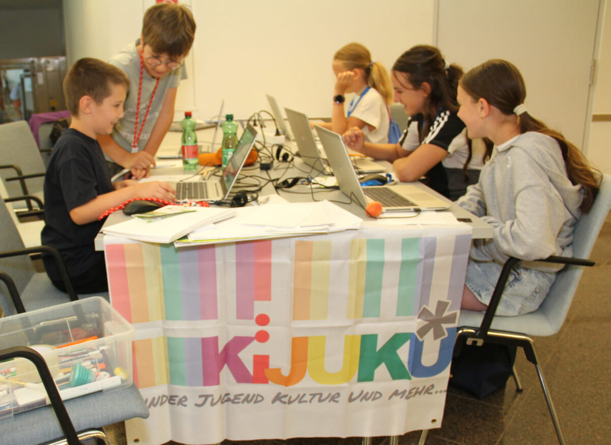 Jung-Reporter:innen beim Verfassen ihrer Beiträge im KiJuKU-Workshop