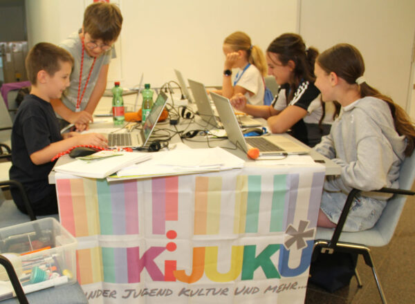 Jung-Reporter:innen beim Verfassen ihrer Beiträge im KiJuKU-Workshop