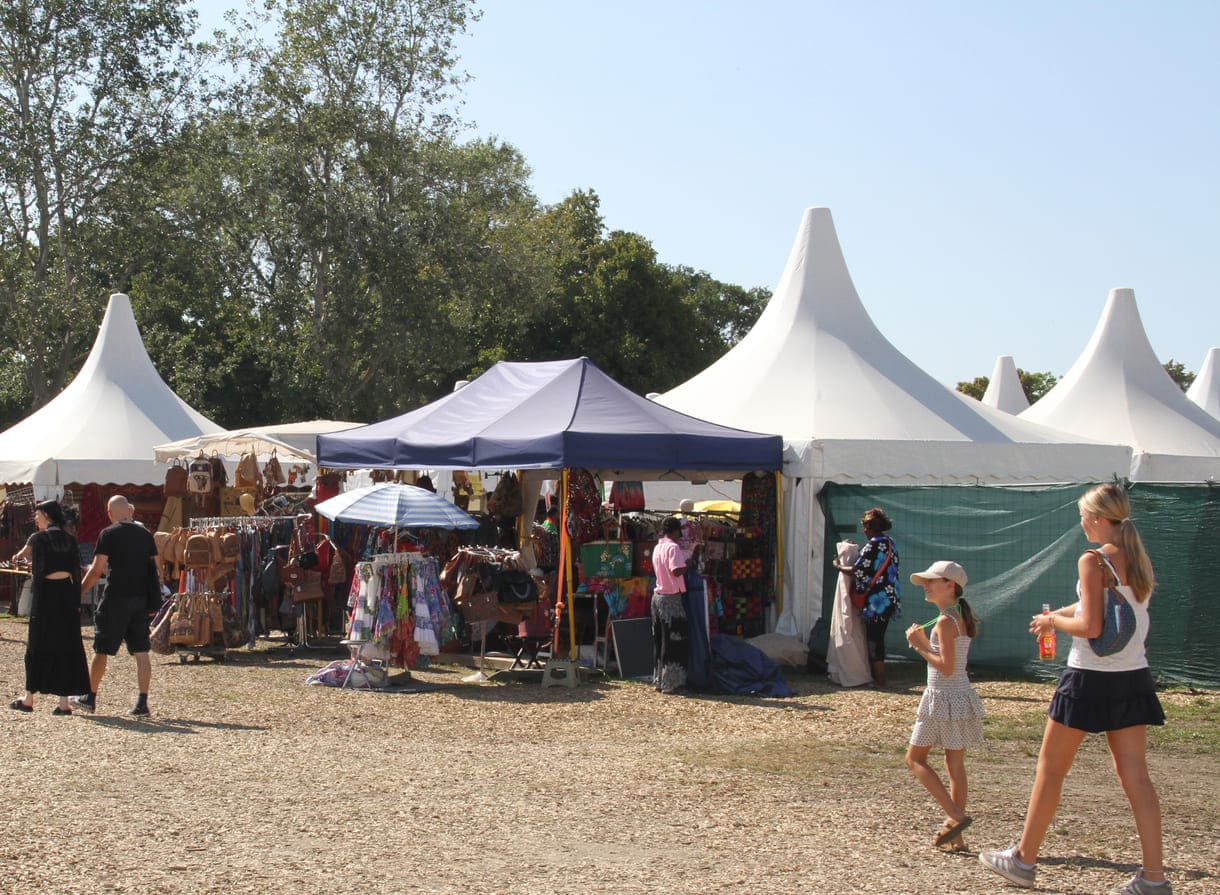 Viele der Zelte auch bei den 21. Afrika-Tagen auf der Wiener Donauinsel mit traditioneller Kleidung aus unterschiedlichsten Ländern dieses Kontinents, Schmuck, aber auch so manch schrägen Teilen