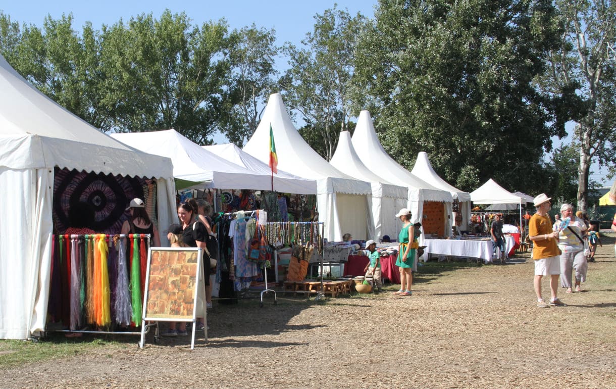 Viele der Zelte auch bei den 21. Afrika-Tagen auf der Wiener Donauinsel mit traditioneller Kleidung aus unterschiedlichsten Ländern dieses Kontinents, Schmuck, aber auch so manch schrägen Teilen