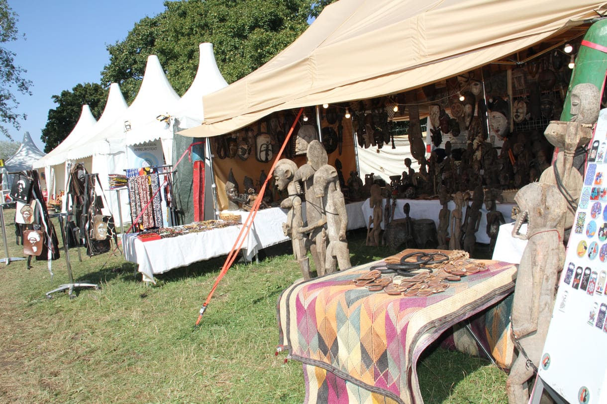 Viele der Zelte auch bei den 21. Afrika-Tagen auf der Wiener Donauinsel mit traditioneller Kleidung aus unterschiedlichsten Ländern dieses Kontinents, Schmuck, aber auch so manch schrägen Teilen