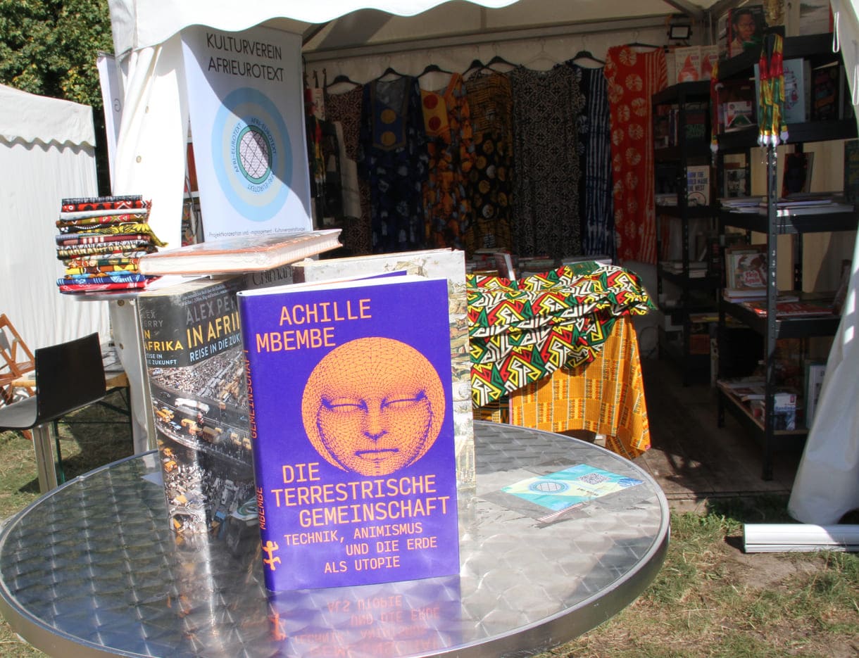 In diesem Zelt gibt's Bücher und andere Informationen über verschiedene Länder Afrikas