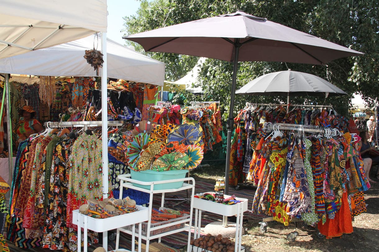 Viele der Zelte auch bei den 21. Afrika-Tagen auf der Wiener Donauinsel mit traditioneller Kleidung aus unterschiedlichsten Ländern dieses Kontinents, Schmuck, aber auch so manch schrägen Teilen