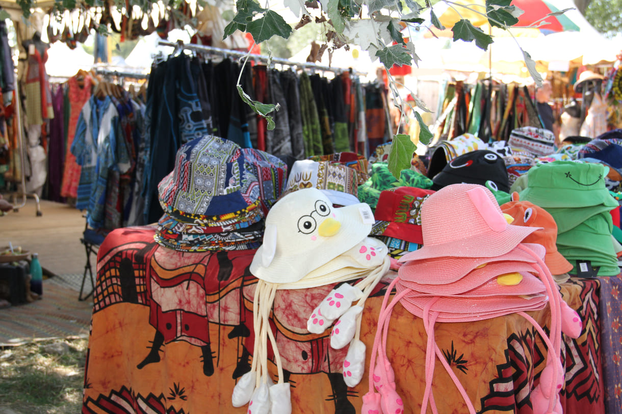 Viele der Zelte auch bei den 21. Afrika-Tagen auf der Wiener Donauinsel mit traditioneller Kleidung aus unterschiedlichsten Ländern dieses Kontinents, Schmuck, aber auch so manch schrägen Teilen