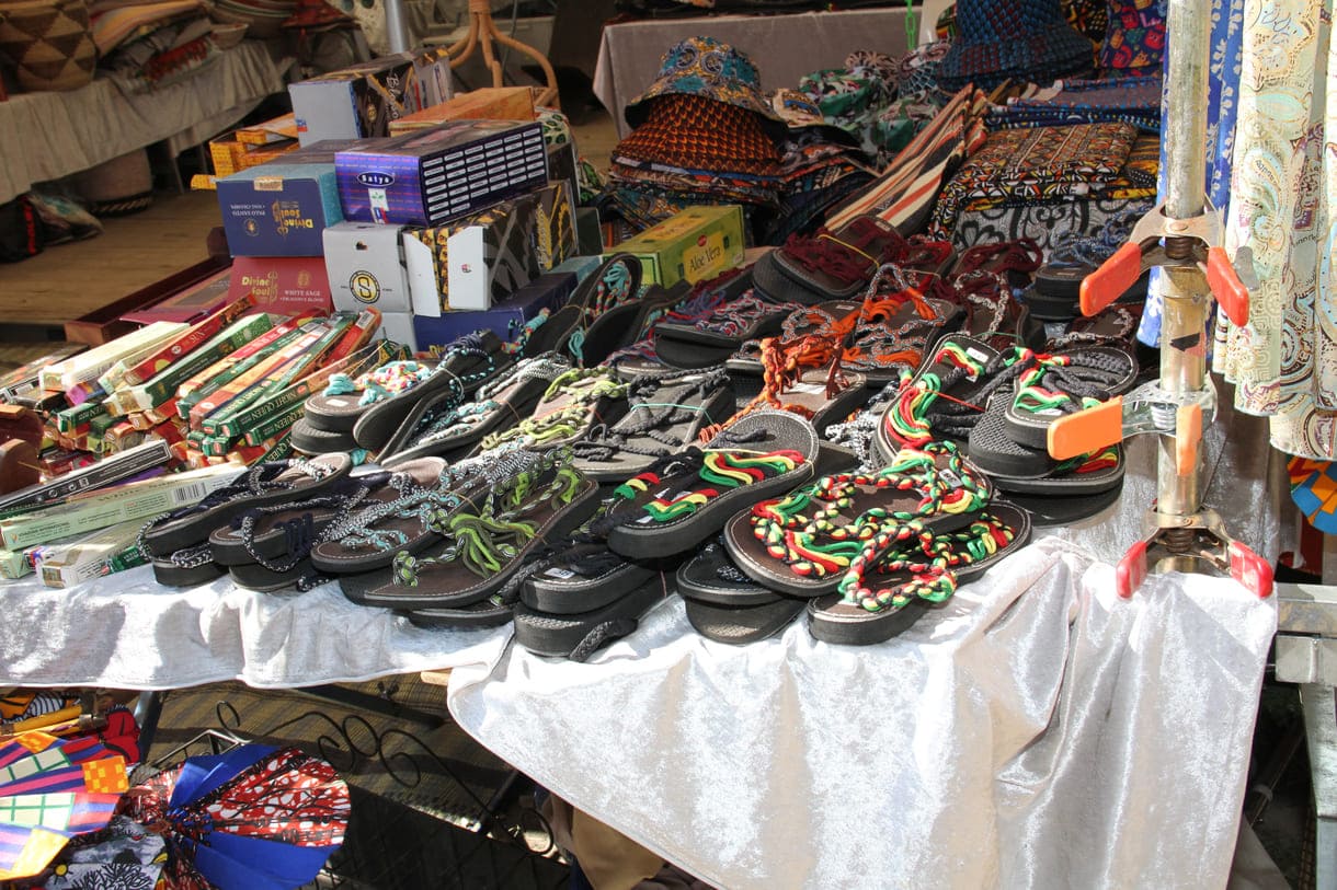 Viele der Zelte auch bei den 21. Afrika-Tagen auf der Wiener Donauinsel mit traditioneller Kleidung aus unterschiedlichsten Ländern dieses Kontinents, Schmuck, aber auch so manch schrägen Teilen