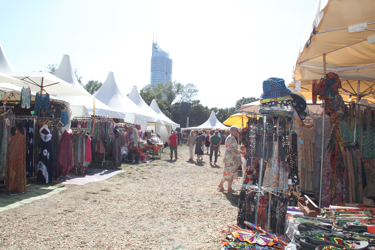 Viele der Zelte auch bei den 21. Afrika-Tagen auf der Wiener Donauinsel mit traditioneller Kleidung aus unterschiedlichsten Ländern dieses Kontinents, Schmuck, aber auch so manch schrägen Teilen