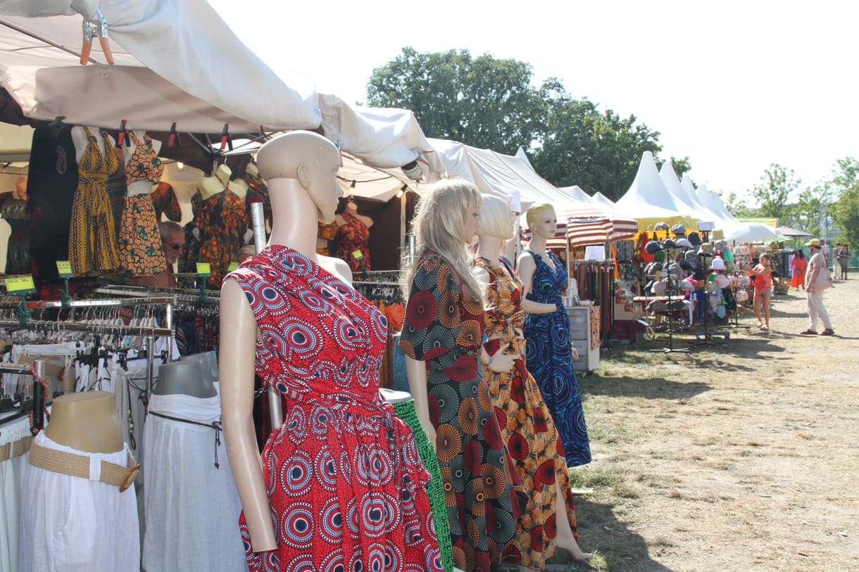 Viele der Zelte auch bei den 21. Afrika-Tagen auf der Wiener Donauinsel mit traditioneller Kleidung aus unterschiedlichsten Ländern dieses Kontinents, Schmuck, aber auch so manch schrägen Teilen