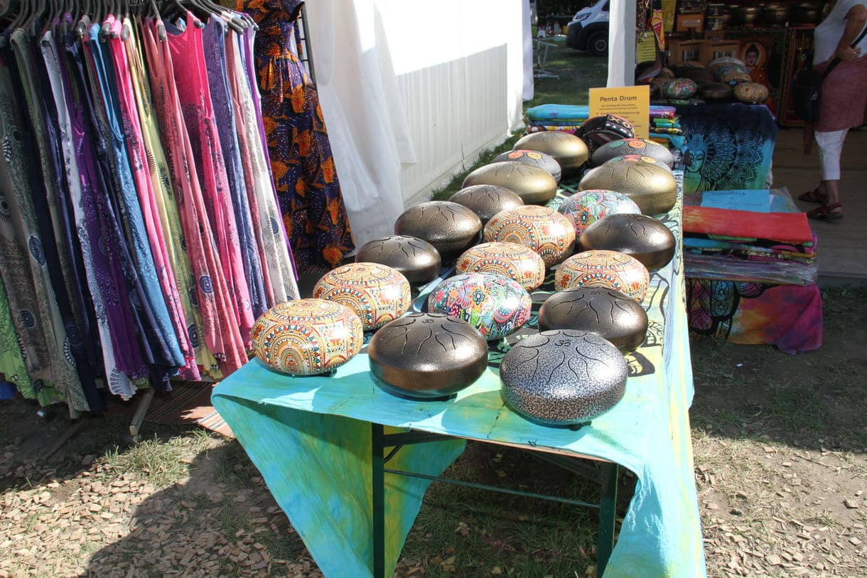 Viele der Zelte auch bei den 21. Afrika-Tagen auf der Wiener Donauinsel mit traditioneller Kleidung aus unterschiedlichsten Ländern dieses Kontinents, Schmuck, aber auch so manch schrägen Teilen