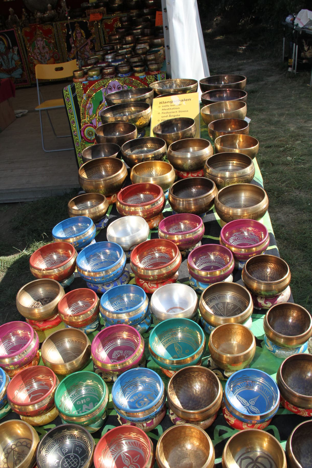 Viele der Zelte auch bei den 21. Afrika-Tagen auf der Wiener Donauinsel mit traditioneller Kleidung aus unterschiedlichsten Ländern dieses Kontinents, Schmuck, aber auch so manch schrägen Teilen