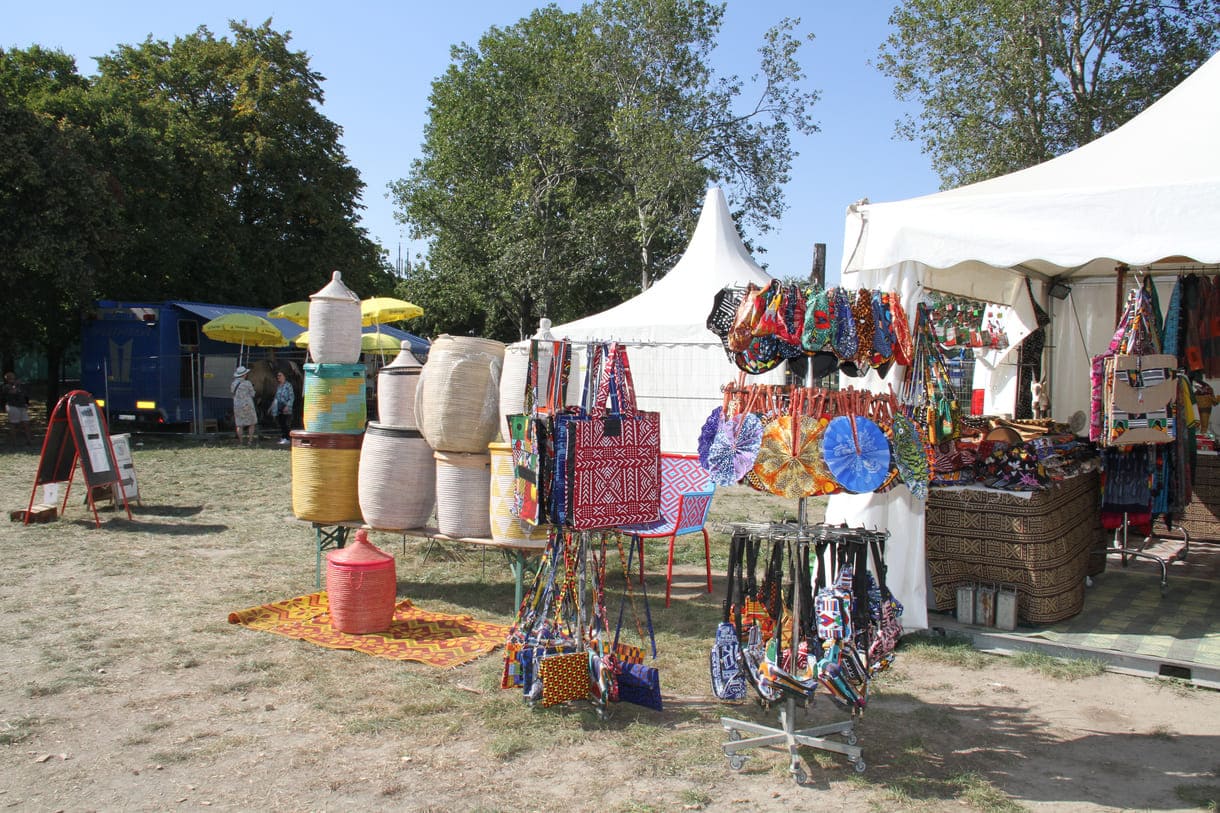 Viele der Zelte auch bei den 21. Afrika-Tagen auf der Wiener Donauinsel mit traditioneller Kleidung aus unterschiedlichsten Ländern dieses Kontinents, Schmuck, aber auch so manch schrägen Teilen