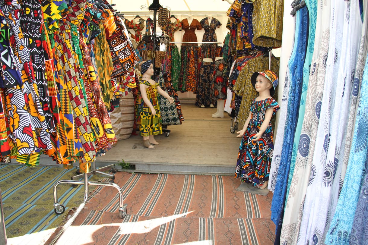 Viele der Zelte auch bei den 21. Afrika-Tagen auf der Wiener Donauinsel mit traditioneller Kleidung aus unterschiedlichsten Ländern dieses Kontinents, Schmuck, aber auch so manch schrägen Teilen