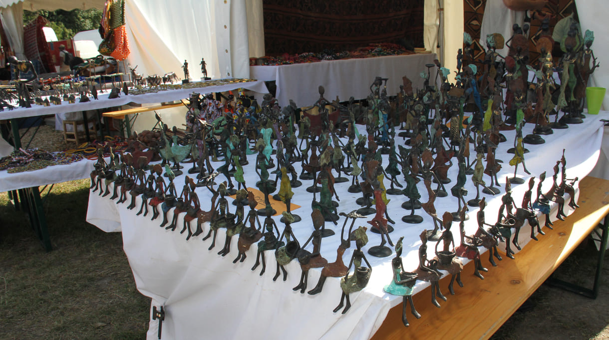 Viele der Zelte auch bei den 21. Afrika-Tagen auf der Wiener Donauinsel mit traditioneller Kleidung aus unterschiedlichsten Ländern dieses Kontinents, Schmuck, aber auch so manch schrägen Teilen