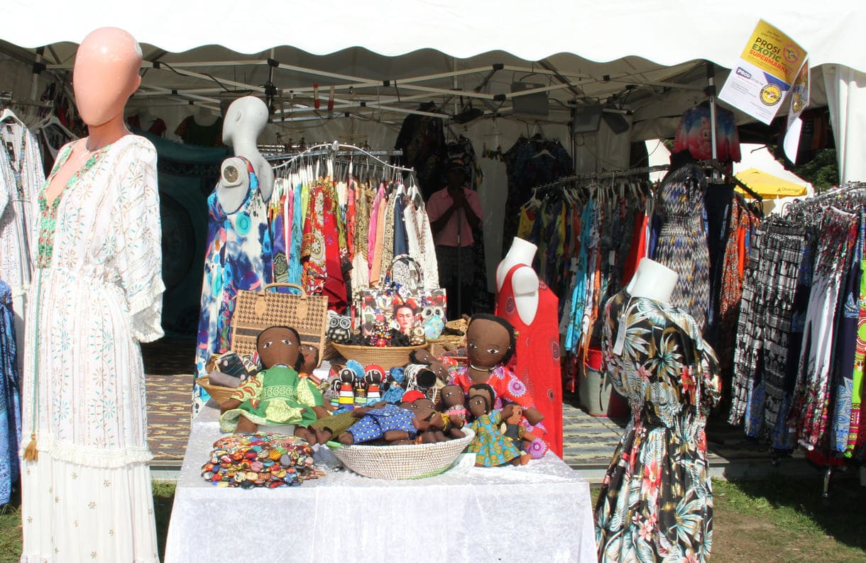 Viele der Zelte auch bei den 21. Afrika-Tagen auf der Wiener Donauinsel mit traditioneller Kleidung aus unterschiedlichsten Ländern dieses Kontinents, Schmuck, aber auch so manch schrägen Teilen