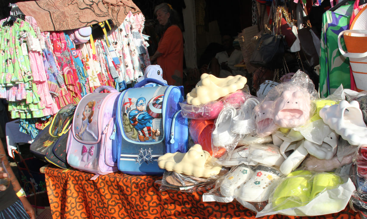 Viele der Zelte auch bei den 21. Afrika-Tagen auf der Wiener Donauinsel mit traditioneller Kleidung aus unterschiedlichsten Ländern dieses Kontinents, Schmuck, aber auch so manch schrägen Teilen