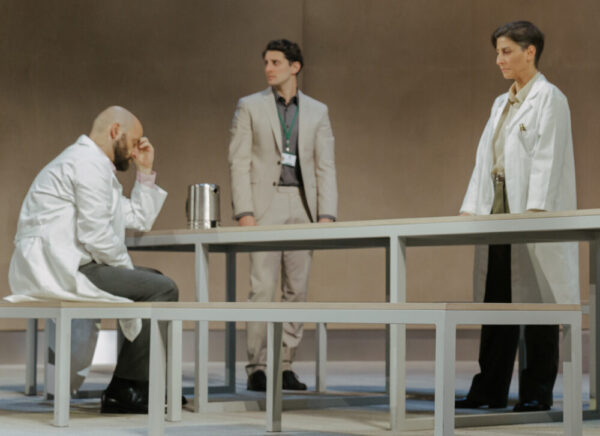 Zeynep Buyr als Prof. Roger Hardiman (rechts im Foto) - Szenenfoto aus "Die Ärztin" im Burgtheater (Wien)