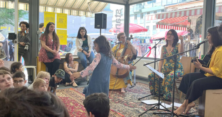 Kinder- und Familienkonzert mit Rina Kaçinari, Sakîna Têyna und Özlem Bulut im Stand 129 auf dem Viktor-Adler-Markt in Wien-Favoriten (10. Bezirk)