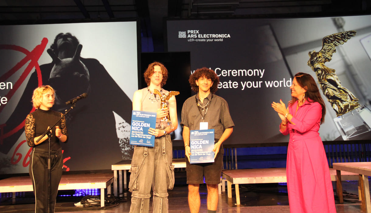 Aleksa Jović, Nico Pflügler (Gilbert Gnos Productions) bekamen die Goldene Nica von der Geschäftsführerin der Akademie des österreichischen Films, Katharina Albrecht