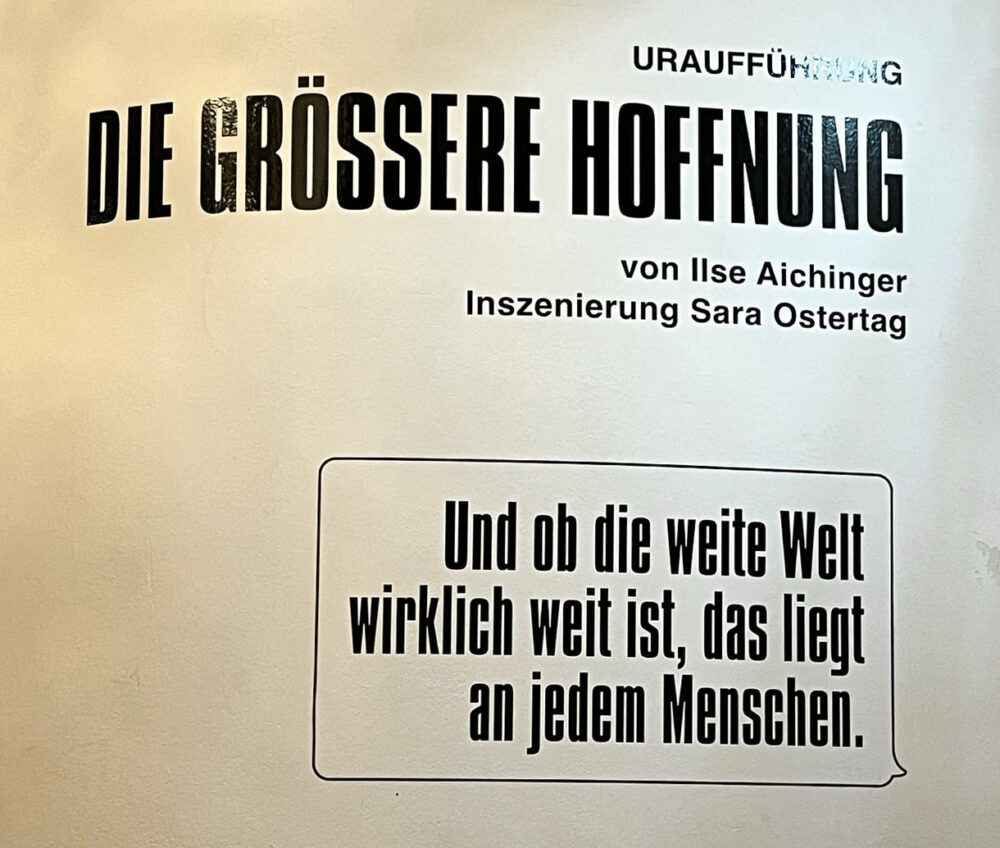 Zitat aus Ilse Aichingers Text - an einer Wand im NÖ Landestheater St. Pölten