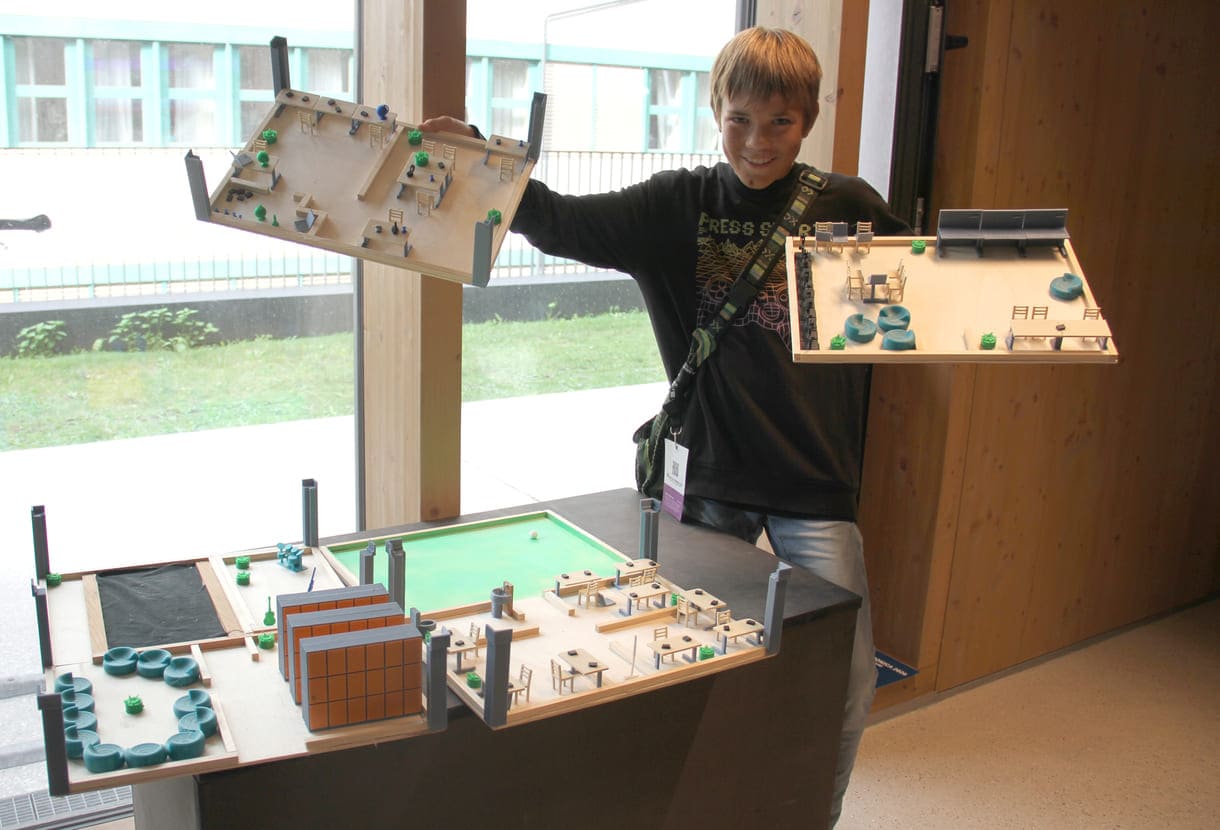 U14-Anerkennungspreisträger Leopold Kastler stellt sein Zukunftsschulen-Modell dem Reporter vor