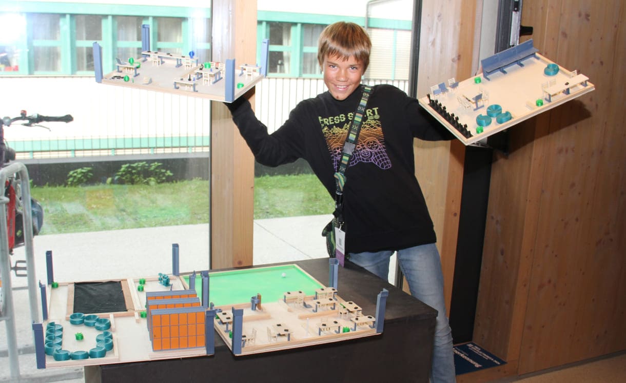 U14-Anerkennungspreisträger Leopold Kastler stellt sein Zukunftsschulen-Modell dem Reporter vor