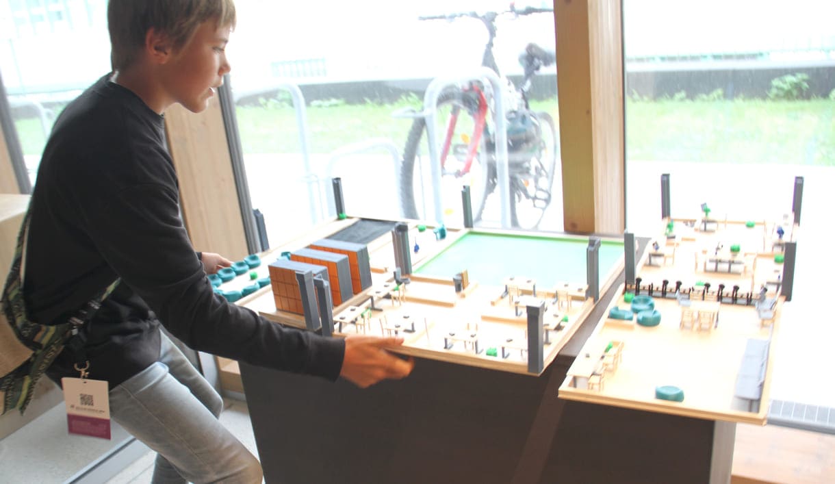 U14-Anerkennungspreisträger Leopold Kastler stellt sein Zukunftsschulen-Modell dem Reporter vor