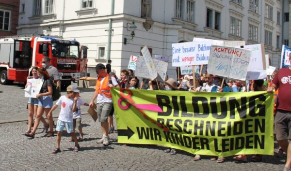 Protestaktion gegen Stundenkürzungen in Volksschulen - in Wien, Juni 2021