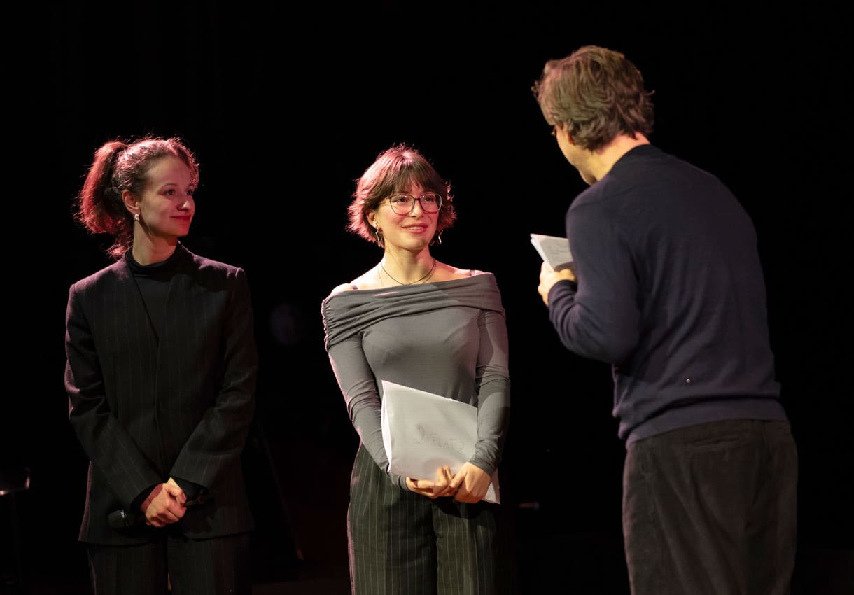 Zweitplatzierte bei Texte.wien 2025: Theresa Schmerold mit Melina Papoulia, Dramaturgi-Assistentin am Schauspielhaus Wien und Markus Meyer, Burgschauspieler und Obmann des Vereins Literarische Bühnen Wien