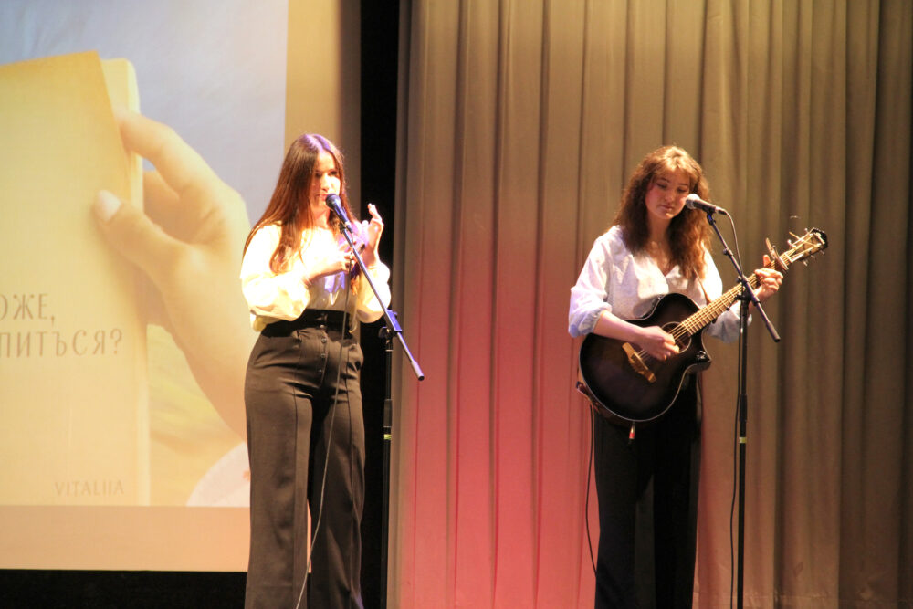 Singende, musizierende Zwillingsschwestern aus Odessa