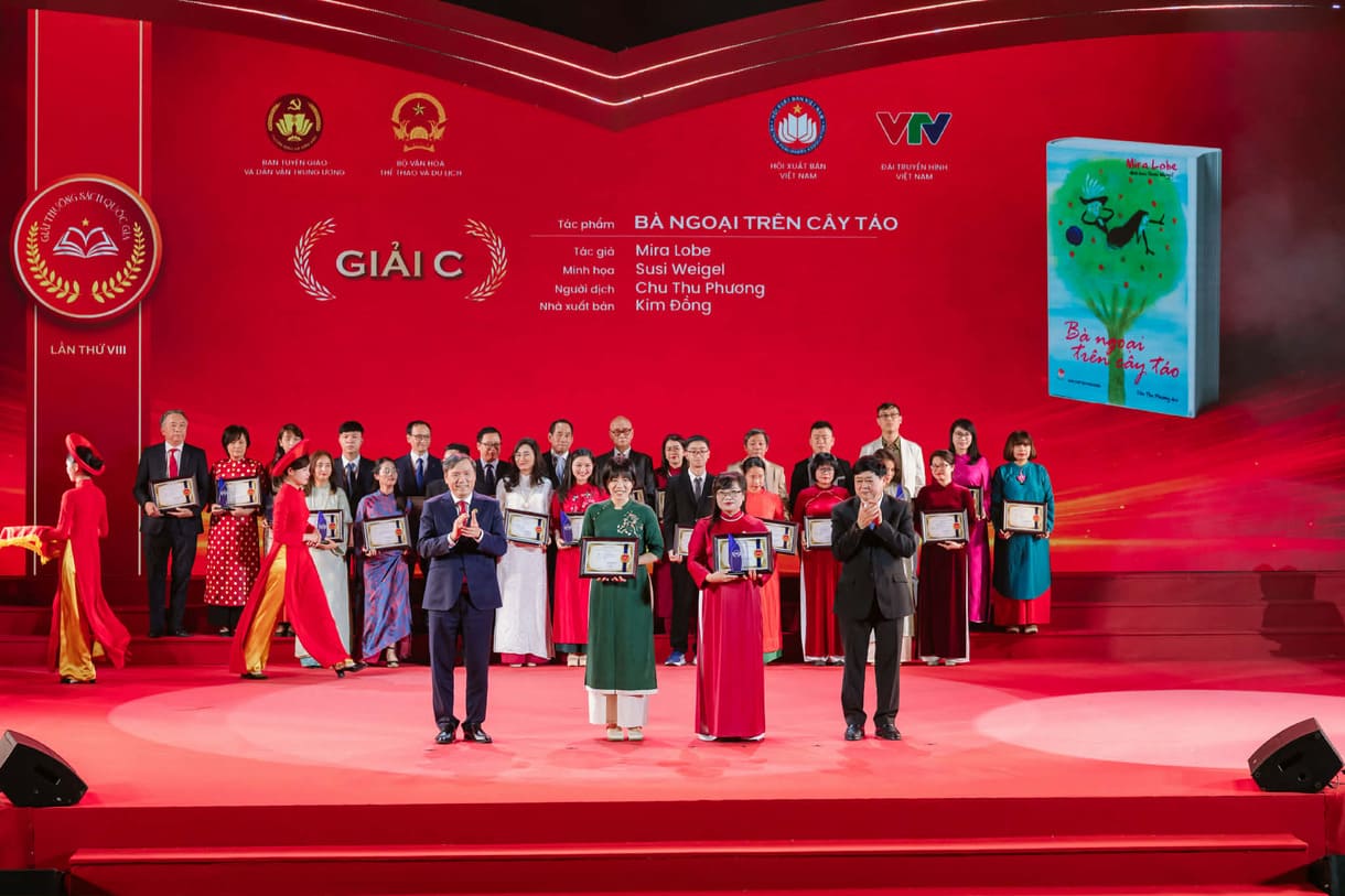 Feierliche Ehrung als Buch des Jahres in Vietnam